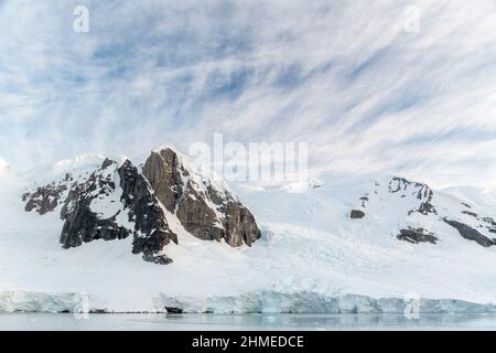 Gletscherlandschaft und Berge im Paradise Harbour, Antarktis in der Nähe der Forschungsstation Almirante Brown Stockfoto