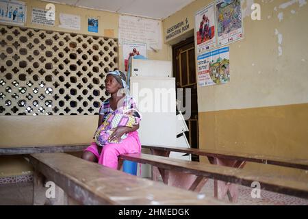 Mutter und Kind in einem Gesundheits- und Entbindungskrankenhaus in Sierra Leone. Stockfoto