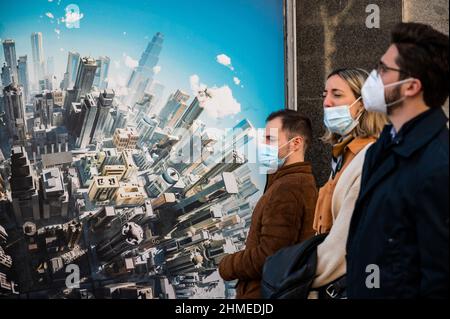 Madrid, Spanien. 09th. Februar 2022. Menschen gehen einen Tag lang mit Gesichtsmasken, um die Ausbreitung des Coronavirus zu stoppen, bevor Gesichtsmasken in Spanien nicht mehr im Freien vorgeschrieben werden. Quelle: Marcos del Mazo/Alamy Live News Stockfoto