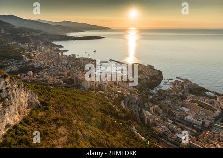 Luftaufnahme des Fürstentums Monaco bei Sonnenaufgang, Monte-Carlo, Altstadt, Aussichtspunkt in La Turbie am Morgen, Hafen Hercule, Prince Palace Stockfoto