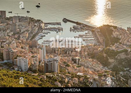 Luftaufnahme des Fürstentums Monaco bei Sonnenaufgang, Monte-Carlo, Altstadt, Aussichtspunkt in La Turbie am Morgen, Hafen Hercule, Prince Palace Stockfoto