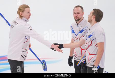 Peking, China. 9th. Februar 2022. Team ROC React vor der Curling Men's Round Robin Session 1 der Olympischen Winterspiele 2022 in Peking zwischen ROC und den Vereinigten Staaten im National Aquatics Center in Peking, Hauptstadt von China, 9. Februar 2022. Quelle: Zhou Mi/Xinhua/Alamy Live News Stockfoto