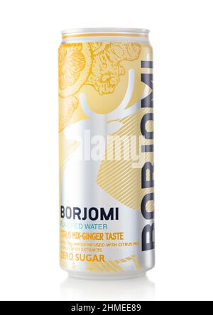 LONDON, Großbritannien - 17. JANUAR 2022: Borjomi Citrus und Ginger aromatisiertes Mineralwasser aus Georgia auf Weiß. Stockfoto