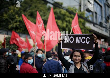 Bhaktapur, Bagmati, Nepal. 9th. Februar 2022. Eine Teilnehmerin des kommunistischen Bündnisses hält ein Transparent mit der Aufschrift „No MCC“, während sie an dem Marsch in der Hauptstadt Kathmandu teilnimmt. (Bild: © Amit Machamasi/ZUMA Press Wire) Stockfoto