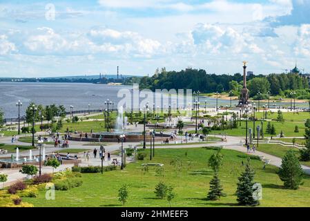 JAROSLAWL, RUSSLAND - 10. JULI 2016: Draufsicht auf den Stadtpark Strelka, Julitag. Jaroslawl Stockfoto