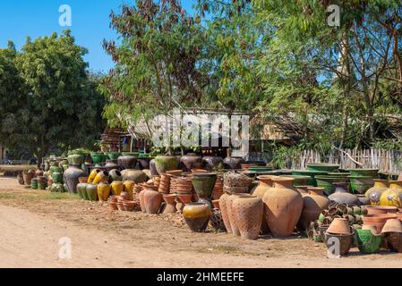 BAGAN, MYANMAR - 23. DEZEMBER 2016: Töpferwaren werden in der Old Bagan Street zum Verkauf angeboten. Birma Stockfoto