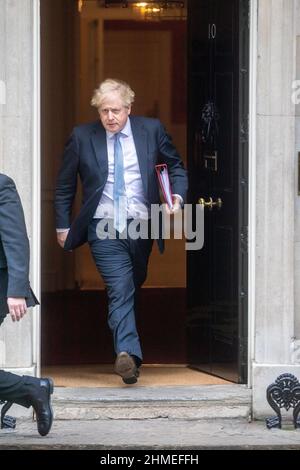 LONDON, GROSSBRITANNIEN FEB 9TH . Premierminister Boris Johnson verlässt am Mittwoch, den 9th. Februar 2022, die Downing Street, um die Fragestunde zur Fragestunde mit Premierminister 10 zu befragen. (Kredit: Lucy North | MI News) Kredit: MI Nachrichten & Sport /Alamy Live News Stockfoto