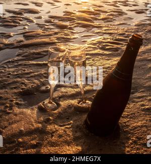 Zwei Schichten Champagner am Strand von Tarifa bei Sonnenuntergang Stockfoto