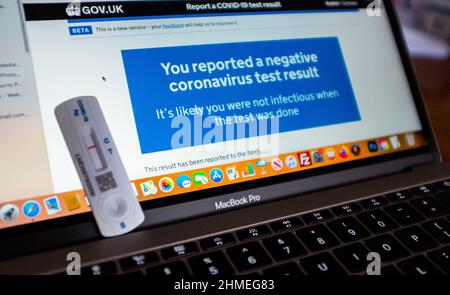 Negatives Ergebnis des lateralen Durchflusstests wurde auf der COVID-Website der Regierung England gemeldet