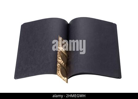Notizbuch aus schwarzem Karton mit goldenen Kondomen auf weißem Hintergrund Stockfoto
