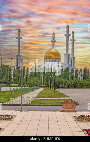 Blick auf die nur-Astana Moschee mit ihren goldenen Kuppeln in der kasachischen Stadt Astana bei Sonnenuntergang Stockfoto