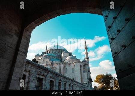 Moschee in Istanbul. Suleymaniye Moschee vom Hinterhof. Ramadan oder kandil oder Laylat al-qadr oder islamisches Hintergrundbild. Lärm inklusive. Stockfoto