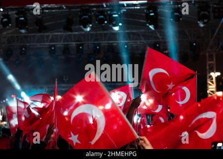 Türkische Flaggen. Menschen, die Turksih-Flaggen schwenken, um die Nationalfeiertage zu feiern. 23. april oder 19. Mai oder 30. august oder 29. oktober Hintergrundbild. Rauschen inkl. Stockfoto