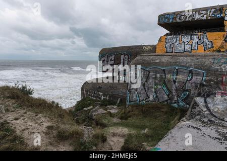 Dans les Dunes et sur la Plage, entre Bray-Dunes et Zuydcoote les ruines de Bunker du mur de l'Atlantique de deuxième guerre mondiale. La batterie de Stockfoto