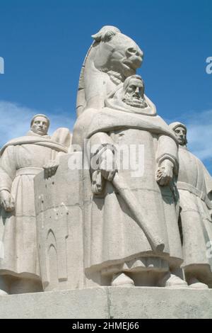 Die kleine Stadt ist bekannt als ein wichtiger Ort für die französische Metallurgie und für ihre Legende von den vier Söhnen Aymons und dem Bayard-Pferd. Stockfoto