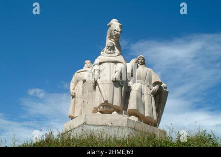 Die kleine Stadt ist bekannt als ein wichtiger Ort für die französische Metallurgie und für ihre Legende von den vier Söhnen Aymons und dem Bayard-Pferd. Stockfoto