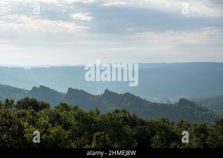 Die kleine Stadt ist bekannt als ein wichtiger Ort für die französische Metallurgie und für ihre Legende von den vier Söhnen Aymons und dem Bayard-Pferd. Stockfoto