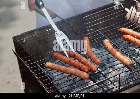 Schön gegrillten Würstchen auf einem ganzen Hintergrund Stockfoto