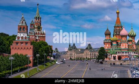 Moskau, Russland - 8. Juni 2021: Spasskaya-Turm des Kremls, Basilius-Kathedrale und Wassiljewski-Spusk-Platz Stockfoto