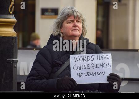 London, England, Großbritannien. 9th. Februar 2022. Ein Protestler hält auf dem Parliament Square ein Schild mit der Aufschrift „Worte haben Konsequenzen, Herr Johnson“. Demonstranten versammelten sich in Westminster, London, als der Druck auf den britischen Premierminister Boris Johnson wegen der Lockdown-Parteien, die weithin als „Partygate“ bezeichnet werden, weiter ansteigt (Bild: © Vuk Valcic/ZUMA Press Wire) Quelle: ZUMA Press, Inc./Alamy Live News Stockfoto