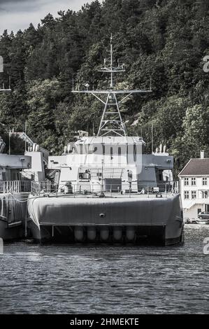 Norwegen, Mandal - August 8 2010: Ehemaliger Minenjäger KNM Oksøy M340 der norwegischen Marine in Kleven aufgelegt. Stockfoto