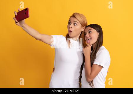Familienportrait von glücklicher Mutter Frau und Kind Mädchen machen Selfie auf dem Smartphone, modernes Leben Stockfoto