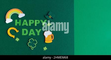Poster zum St. Patrick's Day. Traditionelles irisches Festival. Bier, Hufeisen, Hut und Regenbogen. Leerzeichen kopieren. Stockfoto
