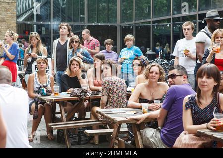 London, England - das '1001 Cafe' ist das klassische Pub im Osten Londons, am 17. April 2017. Die Leute trinken draußen Bier Stockfoto