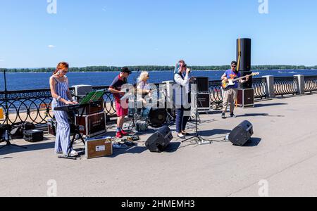 Samara, Russland - 8. Juni 2019: Musikgruppe tritt an einem sonnigen Sommertag am Ufer auf. Musikband an der Stadtstraße Stockfoto