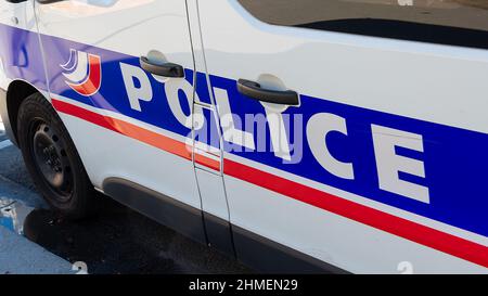 Nahaufnahme des Wortes „Polizei“, das auf der Seite eines Patrouillenfahrzeugs der französischen Nationalpolizei geschrieben wurde Stockfoto