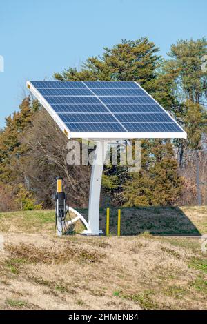 Vertikale Aufnahme einer Solaranlage, die mit einer Ladestation für Elektrofahrzeuge verbunden ist. Stockfoto