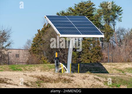 Horizontale Aufnahme einer Ladestation für Elektrofahrzeuge, die mit Solarenergie betrieben wird. Stockfoto