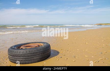 Altes Rad aus dem Auto am Strand Stockfoto
