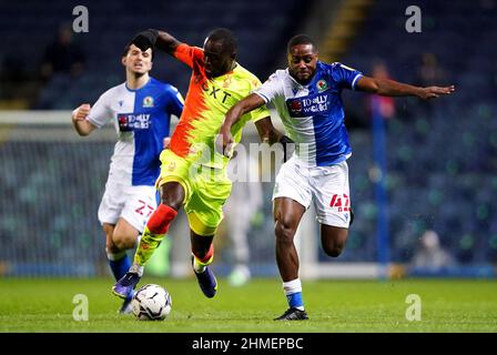 Keinan Davis (links) von Nottingham Forest und Deyovaisio Zeefuik von Blackburn Rovers kämpfen während des Sky Bet Championship-Spiels im Ewood Park, Blackburn, um den Ball. Bilddatum: Mittwoch, 9. Februar 2022. Stockfoto