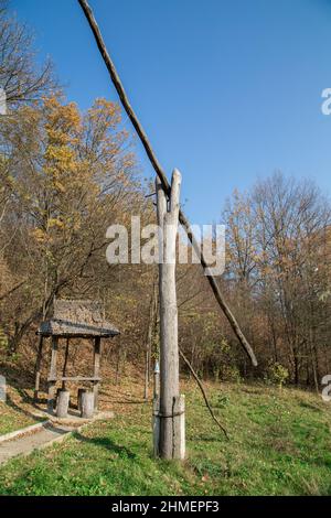 Shadoof auf dem Gras, Draw-Well und Picknick-Laub im Wald Stockfoto