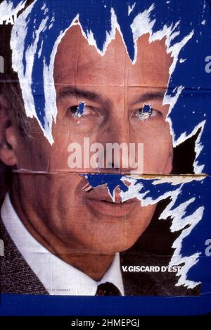 Zerrissenes Plakat des französischen Präsidenten Valery Giscard D'Estaing auf der Straße in Paris, Frankreich um 1981 Stockfoto