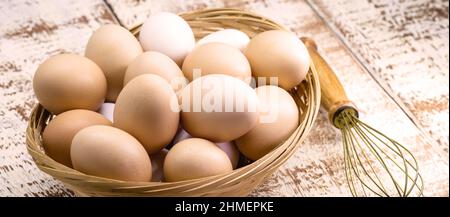 Brasilianische Freilandhuhneier in rustikaler Holzschüssel, Bio-Hühnereier Stockfoto
