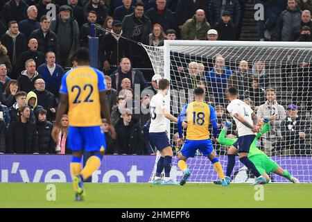 London, Großbritannien. 09th. Februar 2022. Armando Broja aus Southampton (18) erzielt den ersten Treffer seines Teams. Premier League Spiel, Tottenham Hotspur gegen Southampton im Tottenham Hotspur Stadium in London am Mittwoch, 9th. Februar 2022. Dieses Bild darf nur für redaktionelle Zwecke verwendet werden. Nur zur redaktionellen Verwendung, Lizenz für kommerzielle Nutzung erforderlich. Keine Verwendung bei Wetten, Spielen oder Veröffentlichungen in einem Club/einer Liga/einem Spieler. PIC von Steffan Bowen/Andrew Orchard Sports Photography/Alamy Live News Credit: Andrew Orchard Sports Photography/Alamy Live News Stockfoto