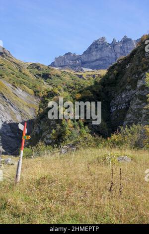 Martinsloch, Kanton Glarus, Schweiz. Es handelt sich um einen Durchbruch in der Alpenkette der Tschingelhoerner in Form eines Dreiecks von etwa 6 m W Stockfoto