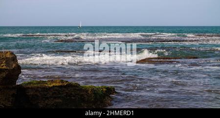 Wellen und Felsen an der Küste des Mittelmeers Stockfoto