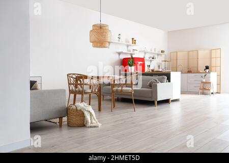 Interieur der hellen Küche mit Esstisch und Sofa Stockfoto
