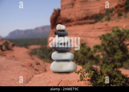 Stapel von schwarzen und weißen balancierenden Steinen in der Natur felsige Landschaft. Nahaufnahme mit unscharfem Hintergrund. Stockfoto