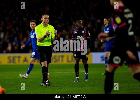 Cardiff, Großbritannien. 09th. Februar 2022. Spiel Schiedsrichter Kevin Friend in der ersten Halbzeit. EFL Skybet Championship match, Cardiff City gegen Peterborough Utd im Cardiff City Stadium in Cardiff, Wales am Mittwoch, 9th. Februar 2022. Dieses Bild darf nur für redaktionelle Zwecke verwendet werden. Nur zur redaktionellen Verwendung, Lizenz für kommerzielle Nutzung erforderlich. Keine Verwendung bei Wetten, Spielen oder Veröffentlichungen in einem Club/einer Liga/einem Spieler. PIC von Lewis Mitchell/Andrew Orchard Sports Photography/Alamy Live News Credit: Andrew Orchard Sports Photography/Alamy Live News Stockfoto