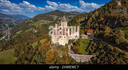 Eisacktal, Italien - Luftpanorama auf die Burg Trostburg, eine Festung aus dem 12. Jahrhundert an den italienischen Dolomiten an einem sonnigen Herbsttag Stockfoto