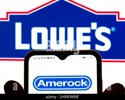 Ukraine. 9th. Februar 2022. In dieser Abbildung wird das Amerock-Logo auf einem Smartphone-Bildschirm und im Hintergrund ein Logo von Lowe's Companies, Inc. Angezeigt. (Bild: © Igor Golovniov/SOPA Images via ZUMA Press Wire) Stockfoto