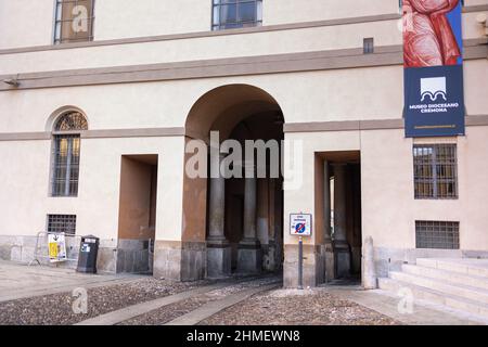 Detail einer Zugangstür auf der Piazza Sant’Antonio Maria Zaccaria im Bereich hinter dem Baptistery von Cremona, Lombardei, Italien. Stockfoto