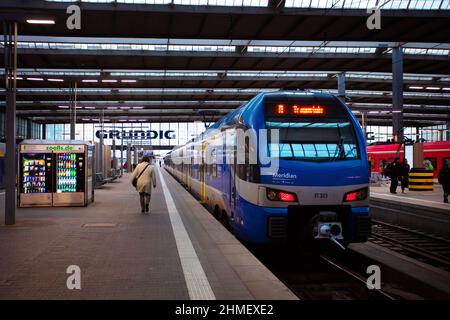 München, Deutschland - DEZ 09 2019 : Bahnsteig und Fahrgäste Deutsche Bahn Intercity-Zug am Münchner Hauptbahnhof München Hauptbahnhof, Hauptbahnhof Stockfoto