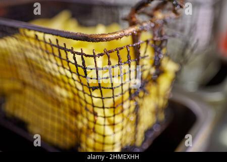 Schmutziger Kochbereich mit fritteuse Stockfoto