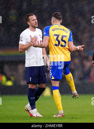 Harry Kane von Tottenham Hotspur (links) tauscht sich während des Spiels der Premier League im Tottenham Hotspur Stadium, London, mit Jan Bednarek aus Southampton aus. Bilddatum: Mittwoch, 9. Februar 2022. Stockfoto