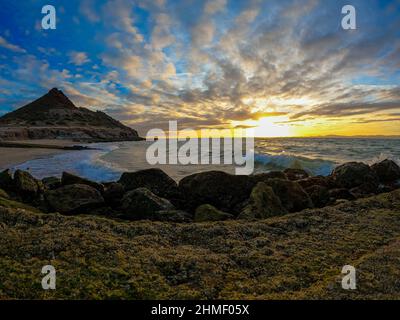 Sonnenuntergang mit Wolken am Strand von Kino Bay in alten Steinpier in Sonora Mexiko.Landschaft, Meerwasser und Strand, Golf von Kalifornien, Sea of Cortez oder Mar Bermejo, die zwischen der Halbinsel Baja California liegt. Touristenziel. Land, festes Land am Horizont. (Foto: Luis Gutierrez / NortePhoto.com) Atardecer con nubes en la playa de bahia de Kino en viejo muelle de piedra en Sonora Mexico.paisaje, agua de mar y playa, Golfo de California, Mar de Cortés o Mar Bermejo, que se encuentra entre la Península de Baja California. destino TURÍSTICO. tierra, tierra firme en el horizonte. (Foto: Stockfoto
